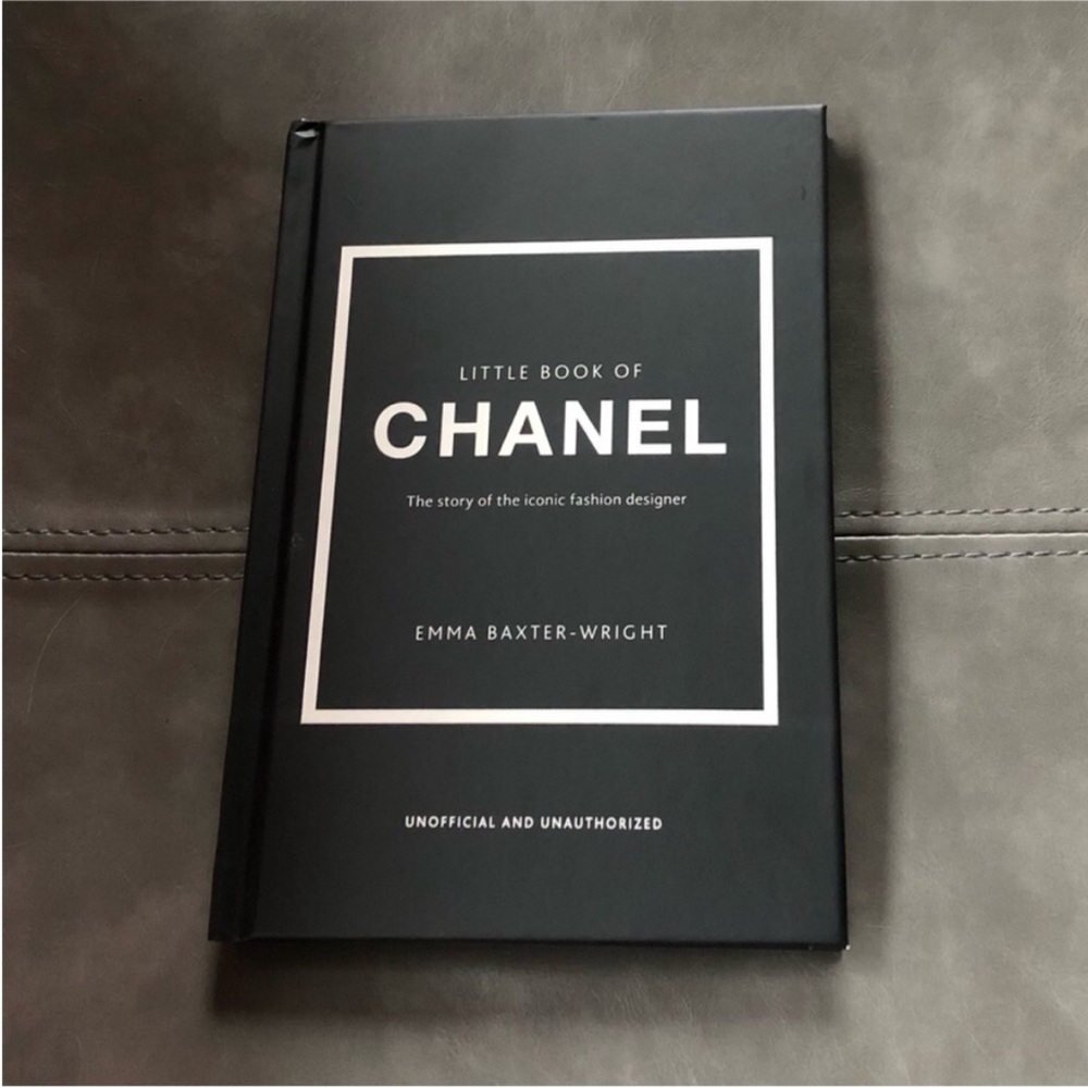 Chanel, Gucci, Prada, Dior Style Guide Little Book Set - Picture 6 of 8